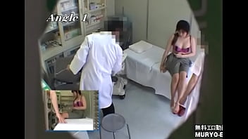Упитанная медсестра осмотрела задний проход шлюхи брюнетки и устроила ей фистинг